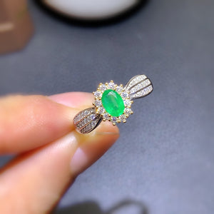 Natural Emerald Ring With Elegant Femininity