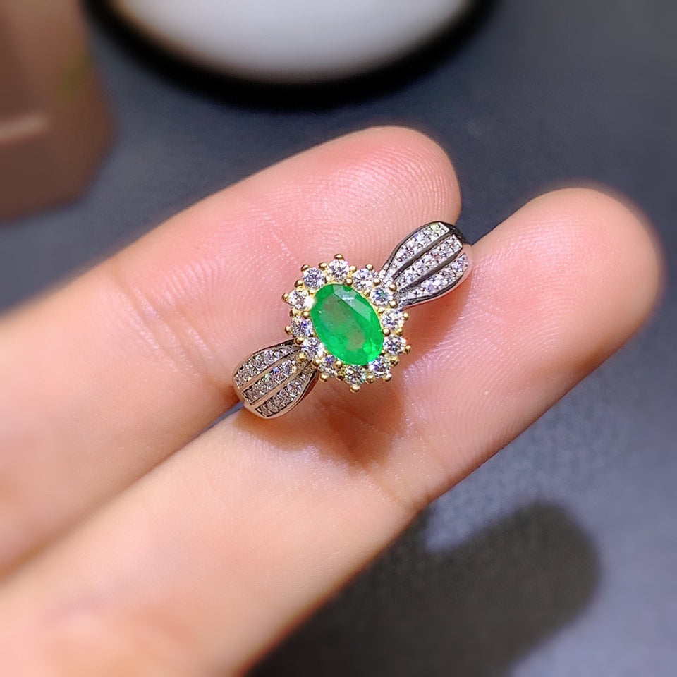 Natural Emerald Ring With Elegant Femininity