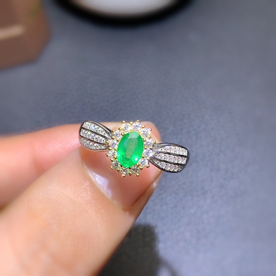 Natural Emerald Ring With Elegant Femininity